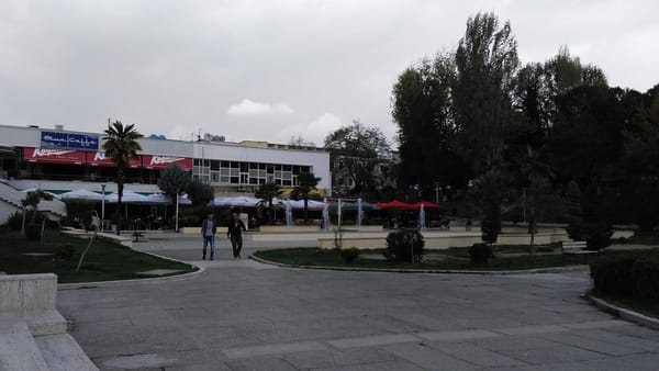 Sheshi i Demokracisë: hapësira që e pagëzoi vetë dhjetori 1990