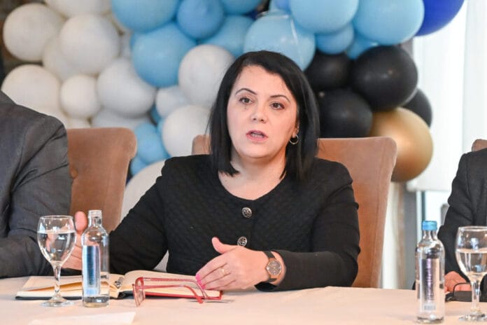 Work and Travel: studentët shqiptarë në presion tatimor nga Shkupi