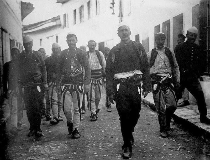 Isa Boletini me luftëtarët shqiptarë në Vlorë, dhjetor 1912