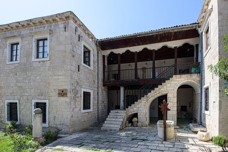 Muzeu etnografik i Durrësit — trashëgimi apo paketë turistike?