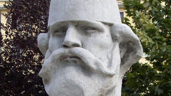 Busti i Adem Jasharit në Tiranë