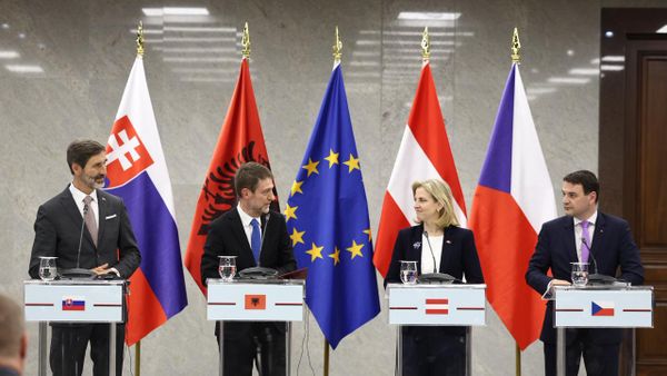 Ministrat e jashtëm të Sllovakisë, Austrisë dhe Çekisë takohen me Ferit Hoxhën në Tiranë