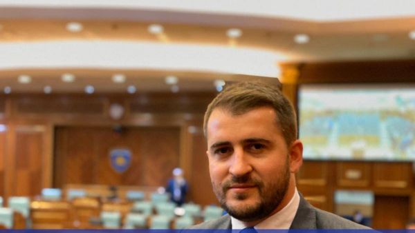 Mërgim Lushtaku, deputet i PDK-së, gjatë intervistës në Pressing