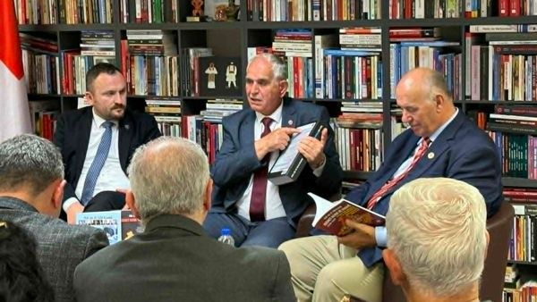 Dr. Salih Krasniqi gjatë prezantimit të librave në Cyrih