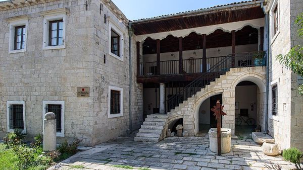 Muzeu etnografik i Durrësit — trashëgimi apo paketë turistike?