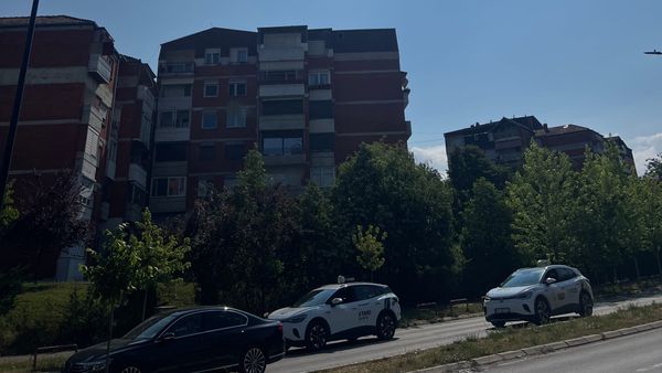 Valët e nxehtësisë: si ta mbroni zemrën dhe trupin kur termometri thyen rekordet