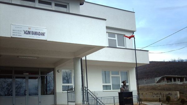 Shkolla dhe përmendorja “Agim Ramadani” në Zhegër — Besarti