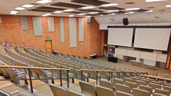 Çfarë ofron Universiteti i Prishtinës për studentët e rinj?