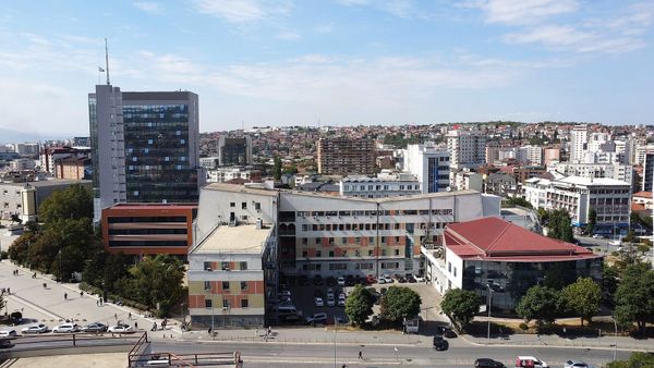 Ndërtesa e Kuvendit dhe Qeverisë së Kosovës, Prishtinë — selia e vetëqeverisjes shqiptare