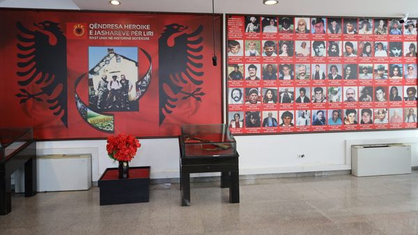 Kompleksi Memorial “Adem Jashari” në Prekaz, ku ruhet kujtesa e familjes Jashari