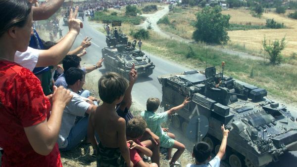 Automjete të blinduara pritën nga banorë në kufirin jugor të Kosovës, qershor 1999. Foto: CAPT JIM GALLAGHER, OGL v1.0