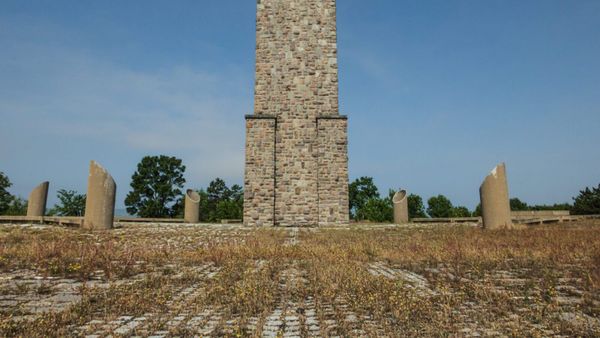 Monumenti i Gazimestanit mbi Fushën e Kosovës, vendi i fjalimit të 28 qershorit 1989