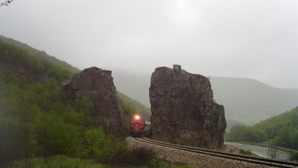 Vargmali i Çiçavicës mbi Drenicë, nën të cilin shtrihet Izbica — Jan Pešula