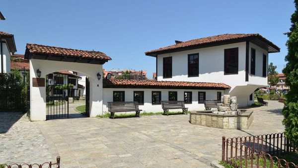 Ndërtesa e Lidhjes së Prizrenit (sot muze), pranë xhamisë ku u nënshkrua Kararnameja — Pudelek