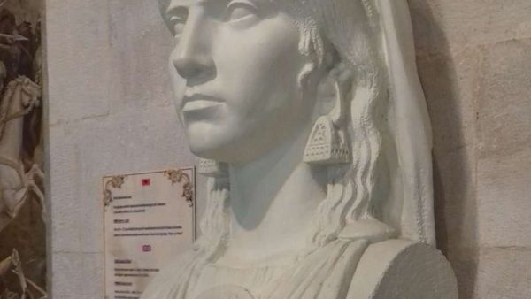 Monumenti i Teutës, Muzeu i Krujës · A.jobs02