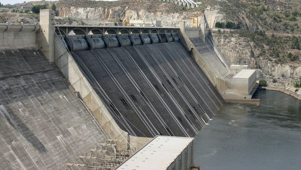 Çfarë ndodh kur hasen lidhje ilegale në rrjetin e ujësjellësit?