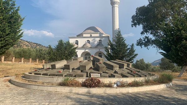 Pse çamët kthehen çdo vit në Varrezat e ‘Trëndafilat e Çamërisë’?