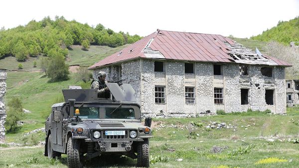 Protestuesit marshojnë nëpër Tiranë pas fjalimeve para Kryeministrisë