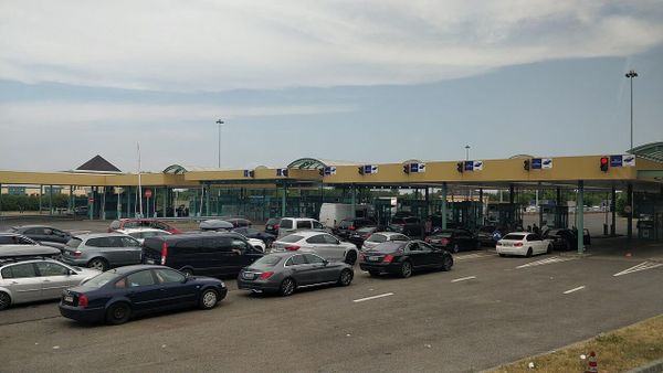 Çfarë rreziqe ligjore kanë postimet në rrjete sociale për ata që kalojnë në Serbi?