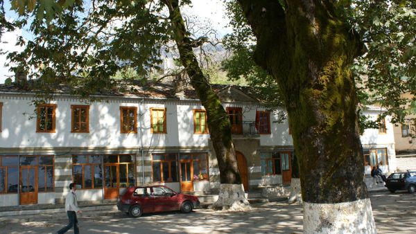 Pse teatri i Gjirokastrës zgjedh skenën kundër bullizmit?