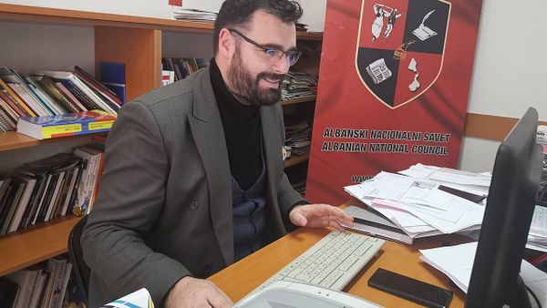 Pse librat e historisë shqiptare mbeten në depo, partitë heshtin?