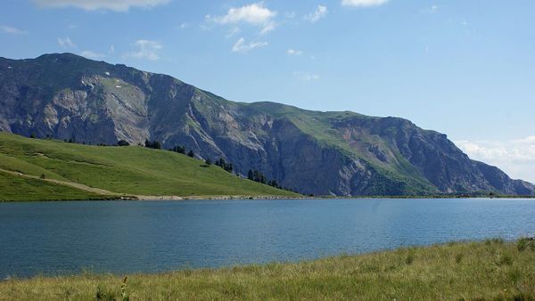 Çfarë rrezikon liqeni i Dibrës këtë verë pa shpëtimtarë?