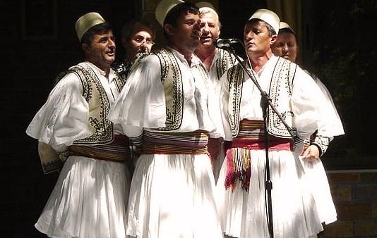 Si e kthen Frosina dhimbjen e dashurisë në këngë me 'T’fala'?