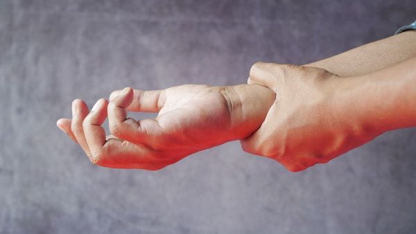 Mungesa e vitaminës B12: sinjalet nervore dhe pse ushqimi shpesh nuk mjafton