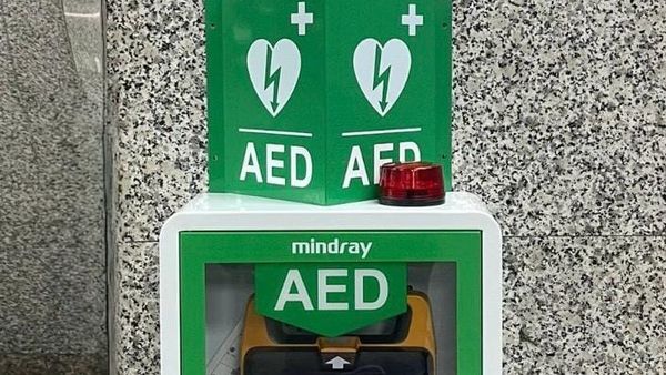 Si 16 defibrilime dhe tre spitale i shpëtuan jetën 52-vjeçarit?