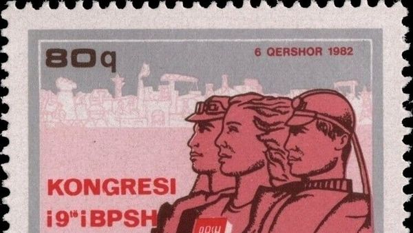 Pse qytetarët marshojnë me pankarta dhe flamuj në Tiranë?