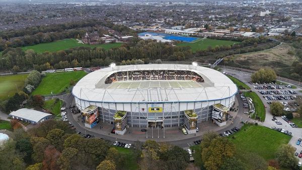 Pse Manchester United do ta nisë sezonin e ri larg 'Old Trafford'?