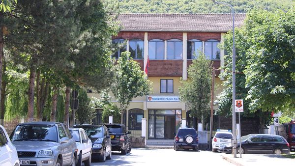 Çfarë kërkuan dy persona me kërcënime nga pronari i lokalit në Dëbërc?