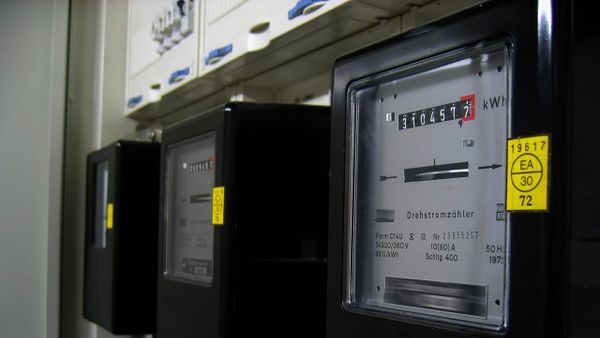 ZRRE bllokoi rritjen 20% të rrymës — KEK dhe KESCO arritën marrëveshje