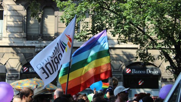 Çfarë ndodhi me balerinën Francesca Nuredini dhe këngëtarën Elodie në Milan Pride?