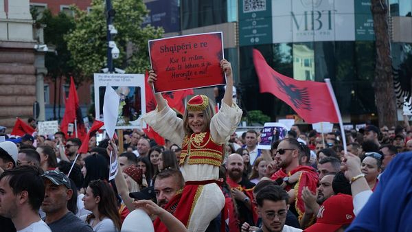 Pse i bashkohet kryebashkiakja shqiptare në Itali protestave në Tiranë?