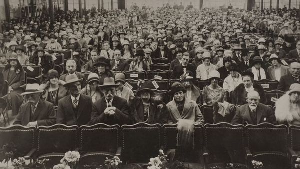 Fotografi grupi e delegatëve të Kongresit të Lushnjës 1920