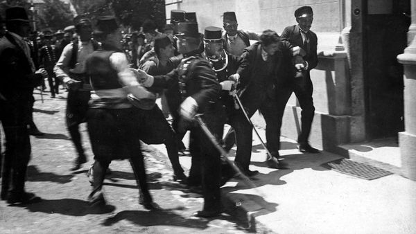 Si kanosoi katër policë me vrasje brenda stacionit të Pejës?