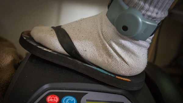 Pse po dëmtohen hallkat elektronike të të dyshuarve në Kosovë?