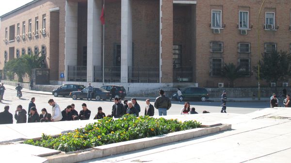 94.3 lekë: Euro shënon minimum të ri historik