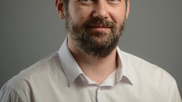 Pse po kërkohet dorëheqja e Hajrulla Çekut pas testit të maturës?