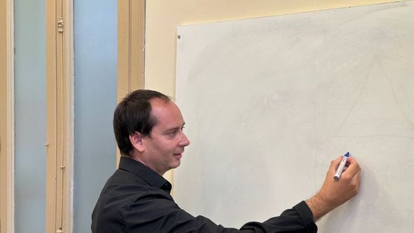 Kush mund të aplikojë për trajnimin e mësimdhënësve në Kosovë?