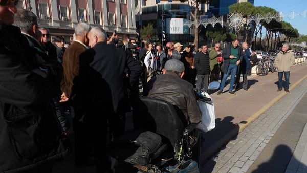 Si do të caktohet qeveria teknike sipas protestuesve para Kryeministrisë?