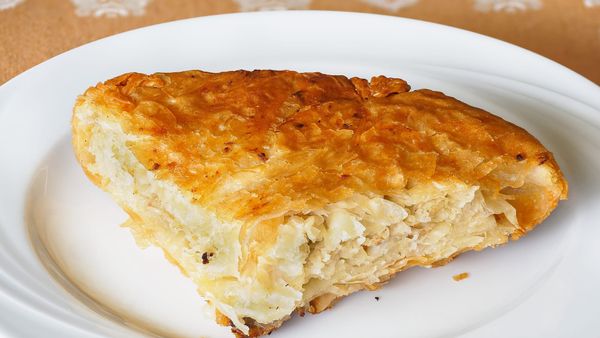 Si të përgatitet një byrek i shijshëm dhe i hollë në shtëpi?