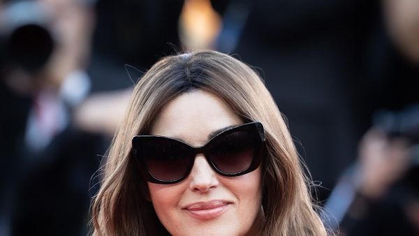 Si e ktheu Monica Bellucci elegancën në provokim të rafinuar në Biarritz?