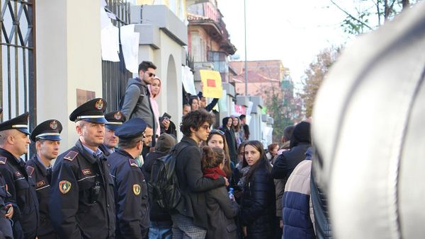 Pse protestuesit në Tiranë kërkojnë dorëheqjen e Ramës?