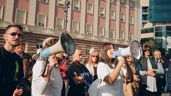 Pse protestuesit në Tiranë kërkojnë dorëheqjen e Ramës pas 28 ditësh?