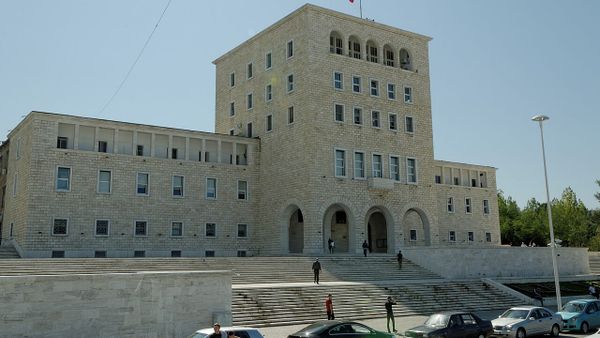 Çfarë kupton studentët me banderolën “Ju erdhi fundi” në Politeknik?