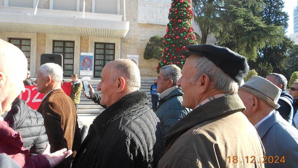 Çfarë mesazhi dorëheqës po deklaron Diella në protestat para kryeministrisë?
