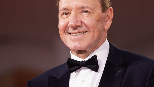 Si po rikthehet Kevin Spacey — pasi fitoi çdo gjyq me juri?