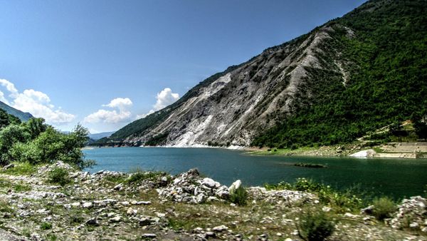 Pse po mbytet Reka e Vogël nga mbeturinat?